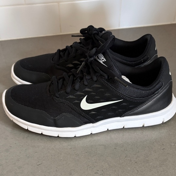 Nike Black and White Running Shoes - Picture 2 of 7